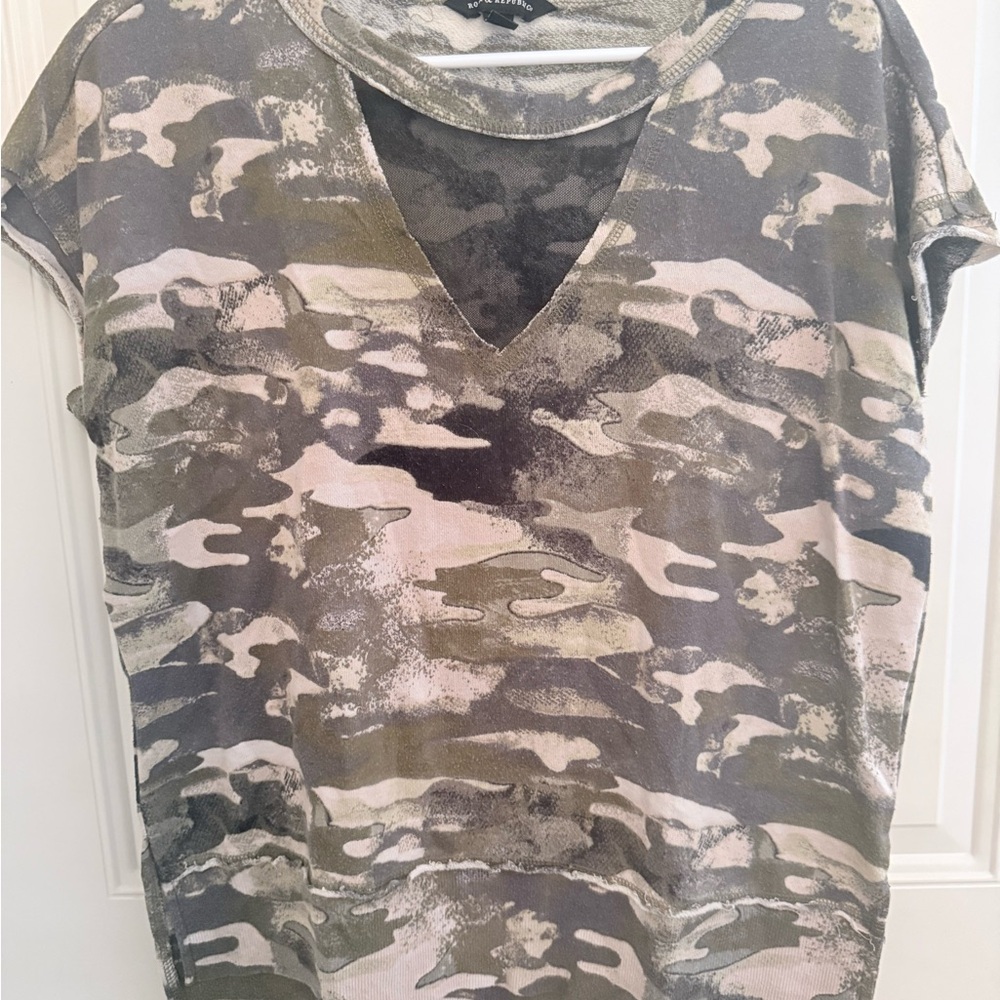 Simply Vera Vera Wang Olive and Gray Camo V-Neck Short Sleeve Top